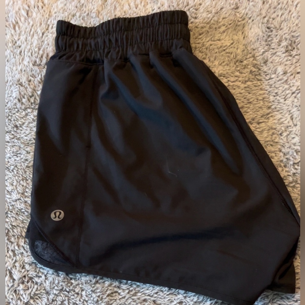 Lululemon hotty hot LR short 4” lined black size 6